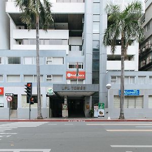 Reddoorz Premium Near Greenbelt Makati - Vaccinated Staff